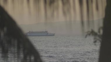 Turist feribot tekne dağlar arka planda denizde yelken.