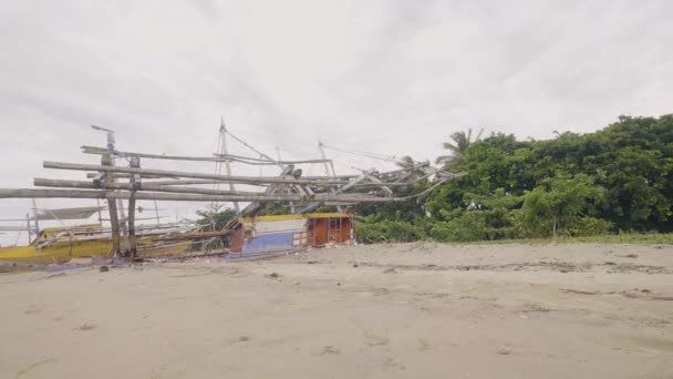Stará, rozbitá dřevěná loď na tropickém písečném břehu oceánu. — Stock video