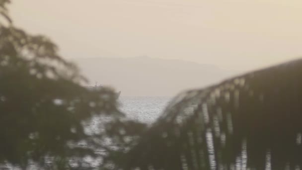 Туристический паром и небольшой парус на море на фоне гор в бухте . — стоковое видео