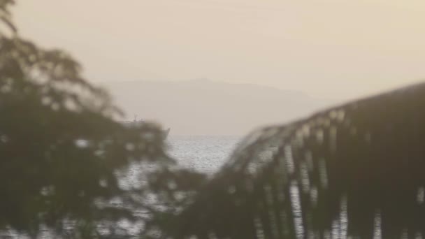 Ferry touristique et petit bateau navigue sur la mer sur fond de montagnes dans une baie . — Video