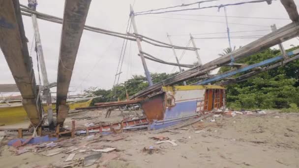 Kaputtes Holzboot am Sandstrand des Ozeans. — Stockvideo