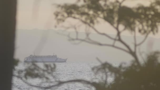 Traghetto turistico naviga sul mare sullo sfondo delle montagne in una baia . — Video Stock