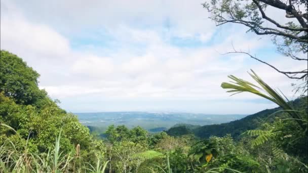 Vista panorâmica do pico da montanha no vale e nuvens nadando no lapso de tempo do céu. Colinas verdes e terras altas na paisagem do vale da montanha no fundo do céu nublado . — Vídeo de Stock