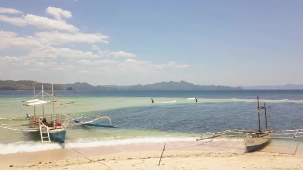 Due pescatori in acqua e barche bangka in oceano, vista aerea . — Video Stock