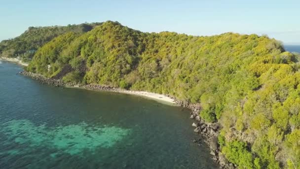 Repülés a hegyek közelében, hogy a vadon élő homok strand óceán trópusi szigeten. — Stock videók