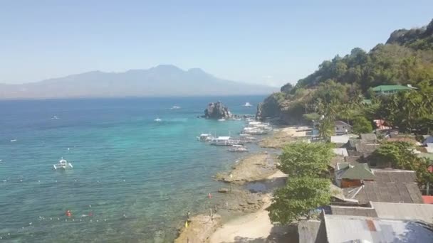 Oceano litoral com aldeia entre montanhas e barcos na praia, vista aérea . — Vídeo de Stock