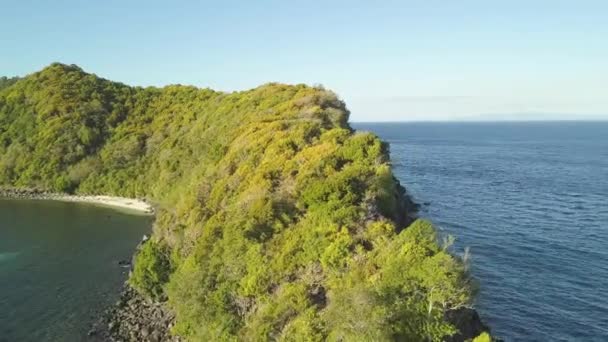 Bel arrière-plan avec île tropicale dans l'océan, montagnes vertes et falaise, vue aérienne .