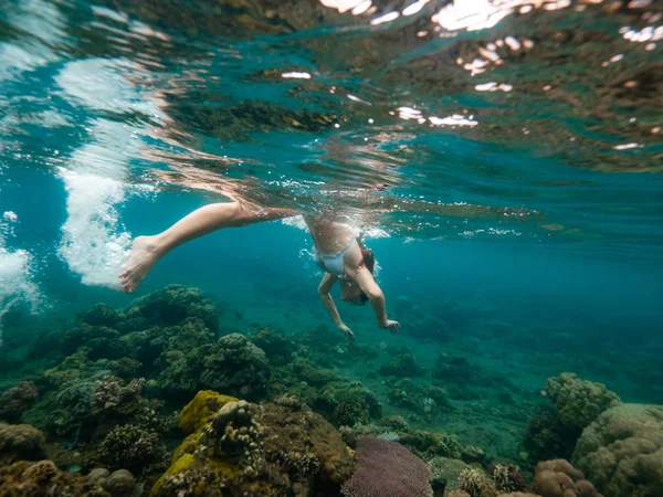 Mujer joven en máscara y tubo de snorkel en el mar. Fotografía submarina mujer observando el mundo marino en tubo y máscara de snorkel. Esnórquel y buceo en el océano . —  Fotos de Stock