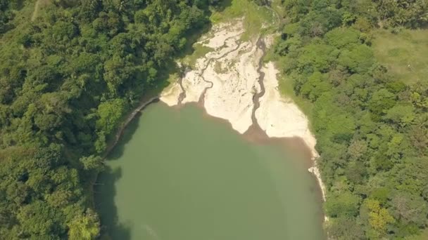 Top uitzicht vanaf Drone rivierbedding en Lake Shore op regenwoud en groene bergen landschap. Luchtfoto landschap tropische rivier in regenwoud op groene berg op bewolkte hemel achtergrond. — Stockvideo