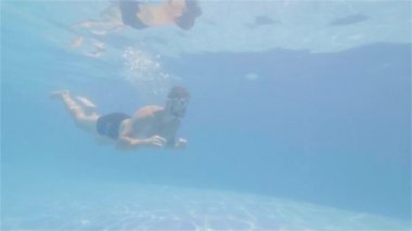 Yüzen havuzda sualtı whie eğitim yüzme Atlet adam. Sualtı görünümü adam yüzücü yüzme havuzunun berrak mavi su. Su sporları konsepti.