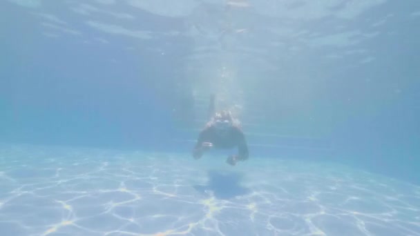 Ενήλικος άνθρωπος με μάσκα κολύμπι κάτω από μπλε νερό επιπλέοντας πισίνα και δείχνοντας τα πάνω. Πορτραίτο χαρούμενο άνθρωπο χαμόγελο και κολύμπι στο νερό πισίνα καλοκαίρι θέρετρο — Αρχείο Βίντεο