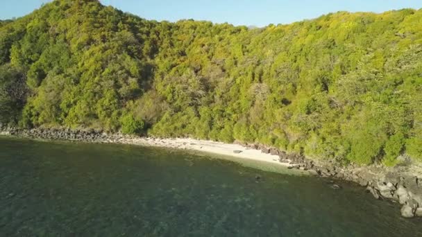 Nádherný tropický ostrov a mořské vlny na písčitém pobřeží. Drone zelený ostrov APO pokrýváš tropické lesy a modré moře. — Stock video