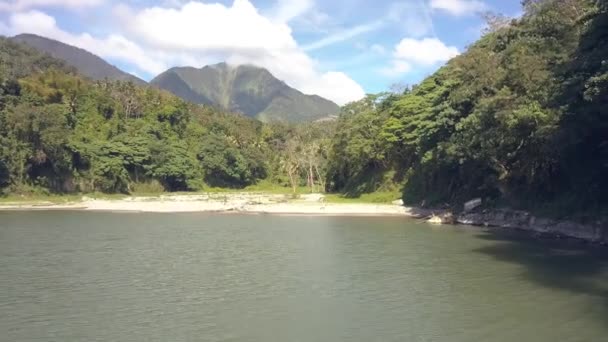 Paisaje aéreo de montaña verde y árboles tropicales en la orilla del lago. Árboles tropicales y plantas en la orilla del lago y bosque selvático cubierto de montañas desde el dron de arriba . — Vídeo de stock