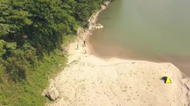 Yaz tatili sırasında nehir kıyısında kamp turistlerin havadan görünümü. Yaz yürüyüşü sırasında göl kıyısında kamp üzerinde turist çadırı. Turizm ve seyahat konsepti