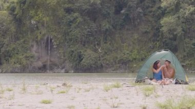 Turist çift dağ manzara şelale üzerinde göl kıyısında turist seyahat içinde çay içme. Mutlu çift göl kıyısında romantik yaz zammı balayı harcama.