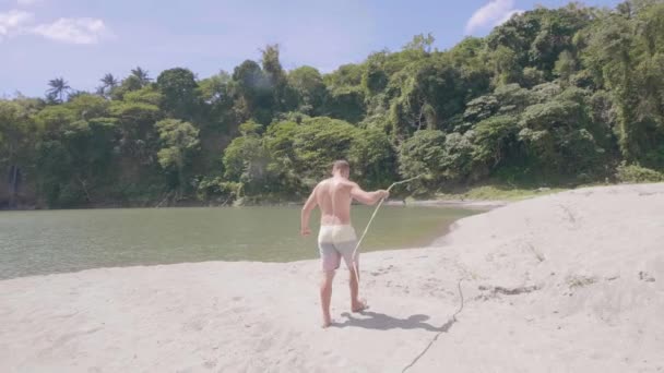 Man gaat vissen op tropisch eiland op het meer. — Stockvideo