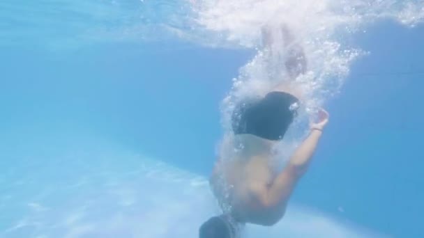 年轻的胡子男子潜水在游泳池在他的度假在热带岛屿. — 图库视频影像