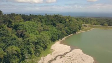 Sıcak güneşli bir günde yağmur ormanları arasında gölün inanılmaz havadan görünümü.