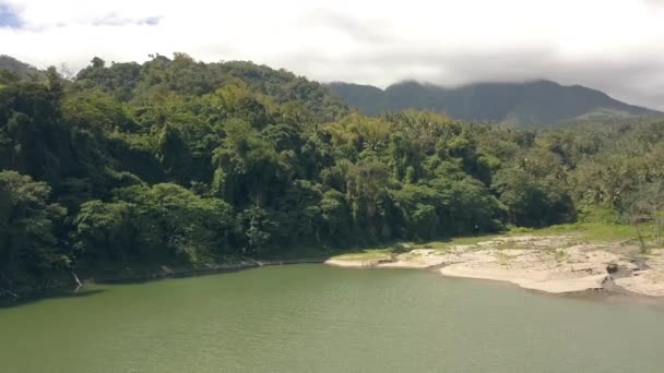 Vue aérienne du lac au milieu d'immenses montagnes avec jungle . — Video