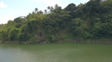 Dağdan düşen küçük şelaleye göl üzerinde uçmak.