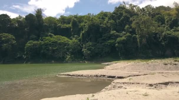 Volando sobre el campamento con la familia descansando en el lago entre las montañas tropicales . — Vídeo de stock