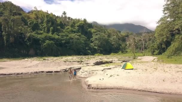 호수에서 물 위를 걷는 부부 주위를 비행. 야생자연 캠핑. — 비디오
