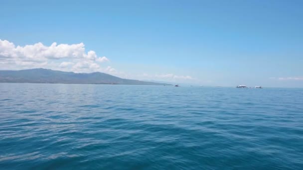 Paisaje paisaje marino desde barco en isla con montañas y barcos en Filipinas . — Vídeo de stock