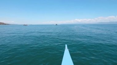 Güneşli bir günde Filipinler adalarında teknede deniz yürüyüş, ilk kişi video.