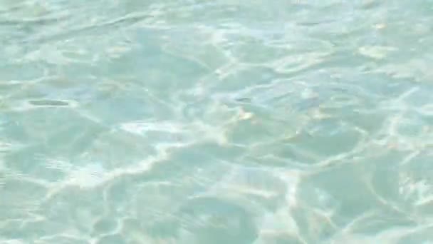 Pozadí s tyrkysovou jasnou průhlednou oceánskou vodou, pohled na zaostřená. — Stock video