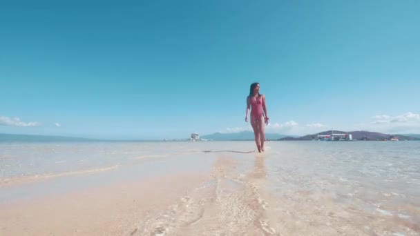 亚洲漂亮女孩走在沙洲在海洋海滩在曼朱约德，菲律宾. — 图库视频影像