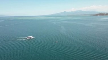 Yürüyüş tekne bangka Filipin adaları arasında okyanusta yüzen, havadan görünümü.
