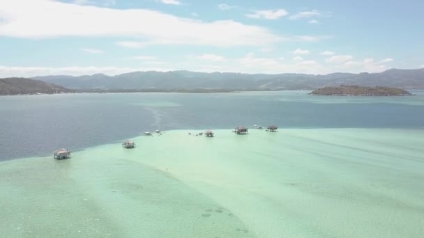 Drone voar em um bar de areia remoto com água e azul-turquesa mar . — Vídeo de Stock