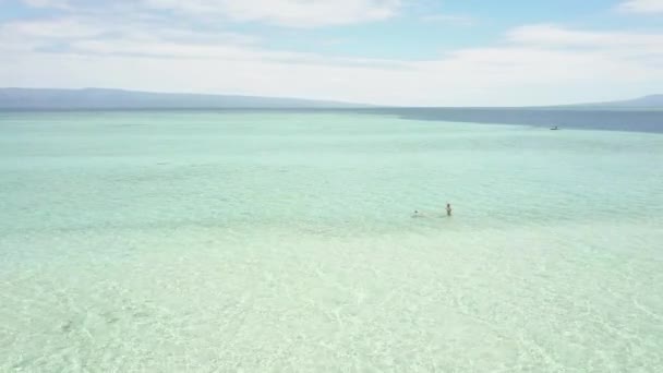 Съемки с воздуха туриста наслаждаются плаванием и подводным плаванием в голубом прозрачном океане . — стоковое видео