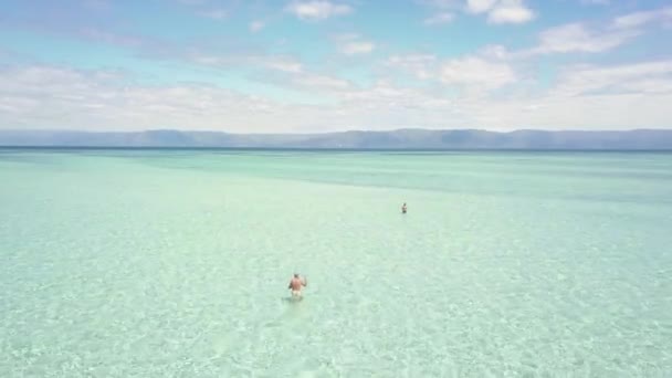 Drone festői felüljáró a mérföld az uncrowded Sandbar a Fülöp-szigeteken. — Stock videók