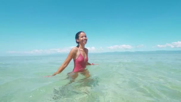 Encantadora mujer asiática disfruta bañándose y salpicando agua en el océano claro . — Vídeos de Stock