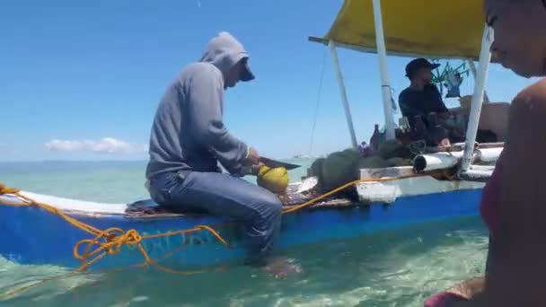 フィリピン、マンジュヨード、18-05-2019:新鮮なココナッツを販売するボート店のベンダー. — ストック動画