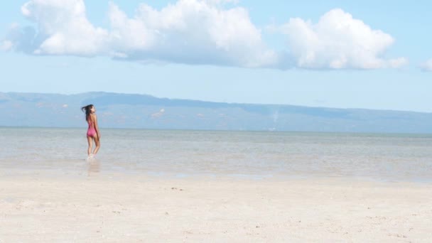 Sexy Filipina camina pacíficamente en una hermosa playa tranquila en Filipinas . — Vídeos de Stock