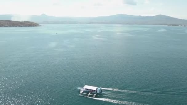 Vue aérienne d'un bateau de tourisme naviguant dans l'océan bleu . — Video