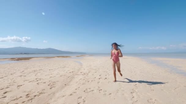 Μια σέξι γυναίκα που τρέχει στο πλατύ λευκό άμμο μπαρ στις Φιλιππίνες την ηλιόλουστη μέρα. — Αρχείο Βίντεο