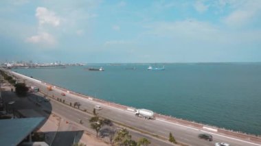 Bir gün meşgul Timelapse trafik araba, bulvarda deniz manzarası panoramik görünümü