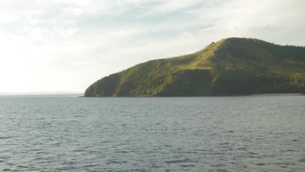 Вид с пассажирского парома, превосходный зеленый холм на середине тропического океана . — стоковое видео