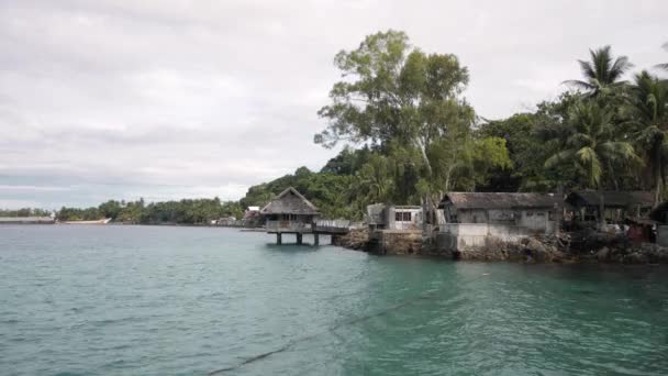 Schilderachtig uitzicht op strandbungalows in een prachtig tropisch eiland met kalme blauwe zee — Stockvideo