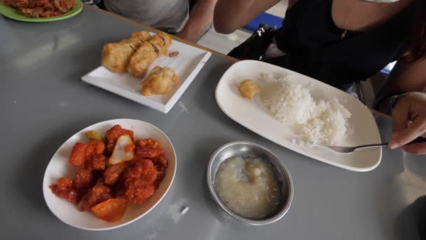 Vista parcial de una mujer comiendo sobre la mesa en un restaurante asiático . — Vídeos de Stock