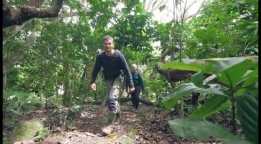 Bir genç adam ve ormanda yürüyüş yaşlı bir adam.