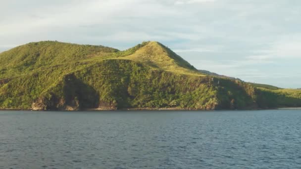 Utsikt från segelbåt, vacker obebodd ö mitt i havet. — Stockvideo