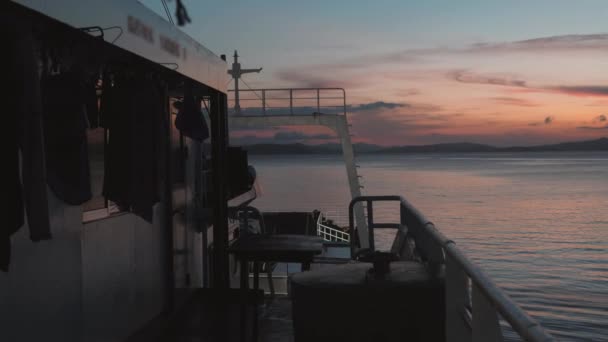 Vista serena sull'oceano dal ponte di un traghetto a vela all'alba . — Video Stock