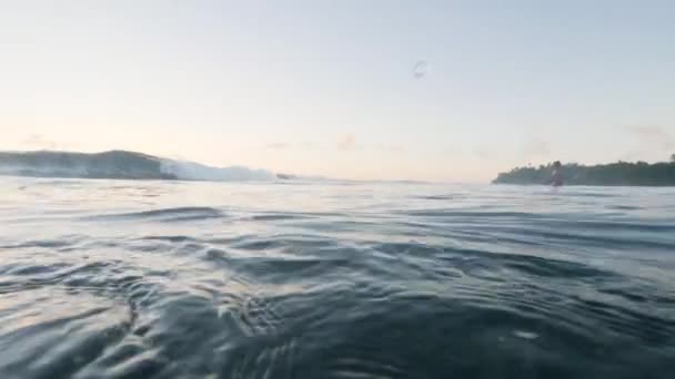 Ondes de surf circulantes et en barillet dans l'océan, au-dessus et sous la surface de l'eau .