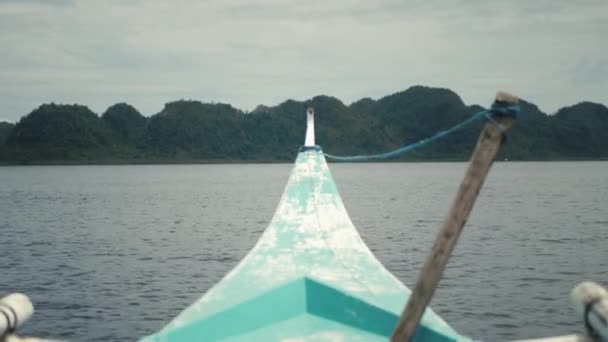 Bela paisagem natural de barco, navegando no mar em direção a colinas verdes . — Vídeo de Stock