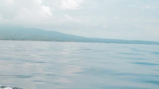 Punto de vista 4K desde el ferry en movimiento mientras viaja a través del tranquilo mar azul . — Vídeos de Stock