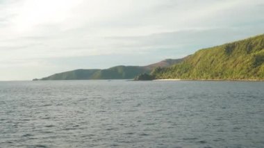 Turistik tekne, çekici yeşil dağ ve tropikal adadan manzara görünümü